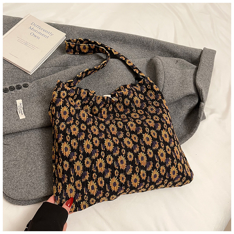 Borsa portaoggetti tie-dye, trousse per il trucco, pochette cosmetica, organizer da viaggio, stile boho chic, stile hippie, vintage, sfumatura arcobaleno, tela morbida, poliestere, impermeabile_voghion.com