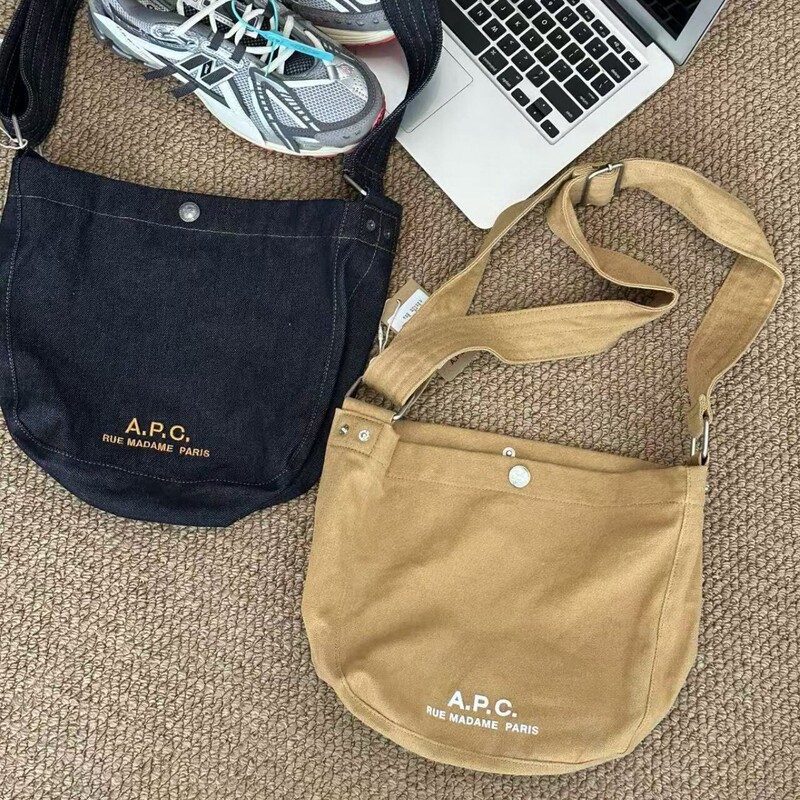 French Niche Apc Women's Logo Printed Leather Tote Bag Large Capacity Single Shoulder Commuter Laptop Bag Tote Bag French Niche Apc Women's Logo Printed Leather Tote Bag Large Capacity Single Shoulder Commuter Laptop Bag Tote Bag