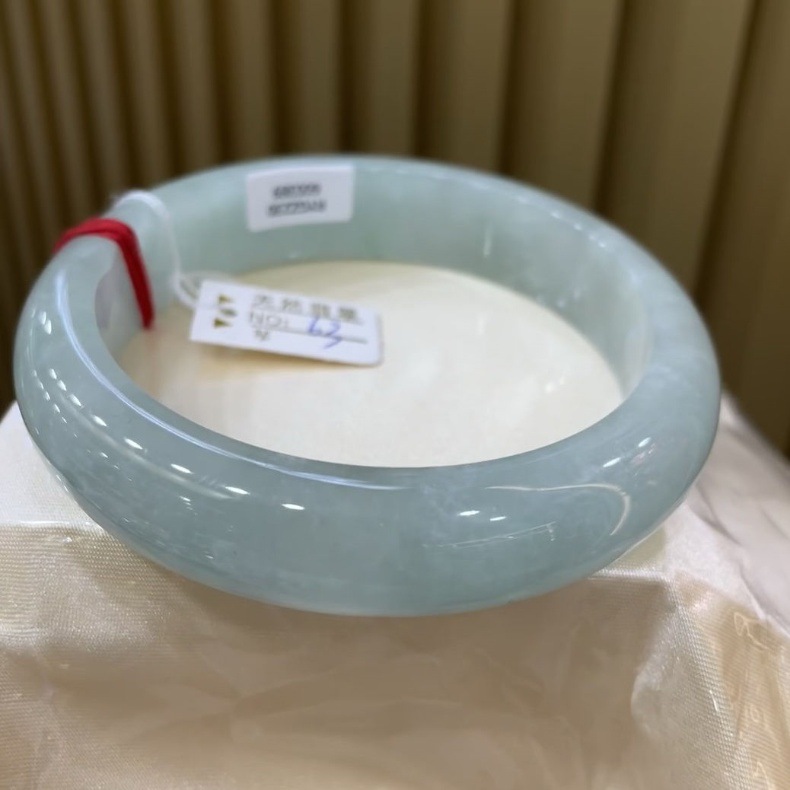 Vòng tay ngọc bích tự nhiên Myanmar loại A cao cấp – màu lục nhạt băng giá, đường kính trong 52–64 mm chi tiết 1