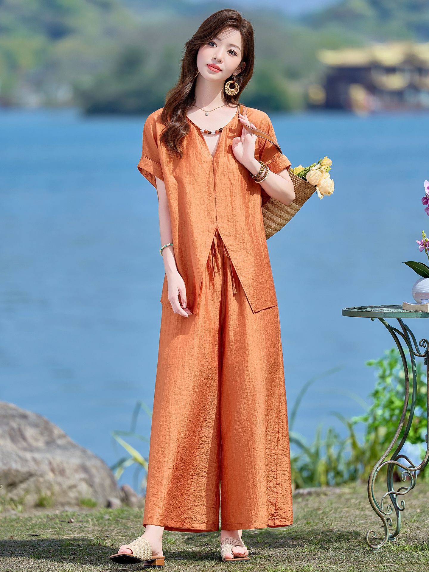 Bộ quần áo nữ hai mảnh gồm áo thun cổ V rộng và quần dài ống rộng phong cách tối giản — Cam đỏ, Màu cà phê nhạt, màu trắng ngà