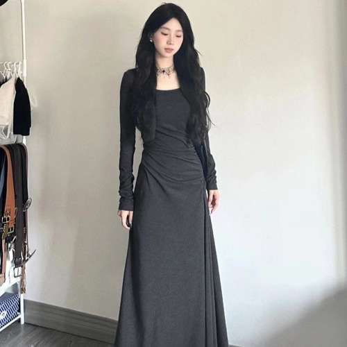 French-style long-sleeved gray dress for women, with a waist-cinching design for a slimming effect, featuring a flowing long skirt with a sense of elegance and a knee-length hem, suitable for autumn and winter as a layering piece.