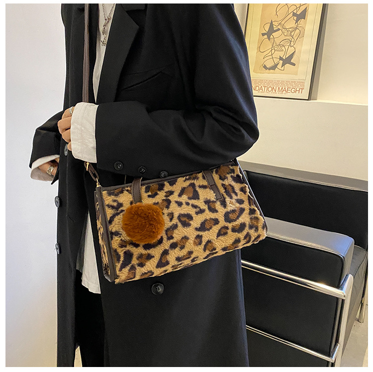 Fashion Temperament New Trendy Leopard Print Portable Shoulder Bag Korean Version Underarm Bag display picture 1