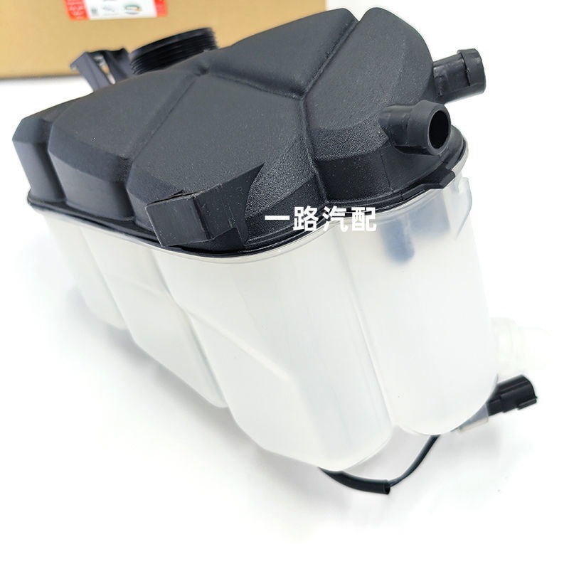 Suitable for Land Rover Range Rover Evoque, Freelander 2, Discovery 4, and Sport models; includes a coolant reservoir, a reservoir cap, and an antifreeze reservoir
