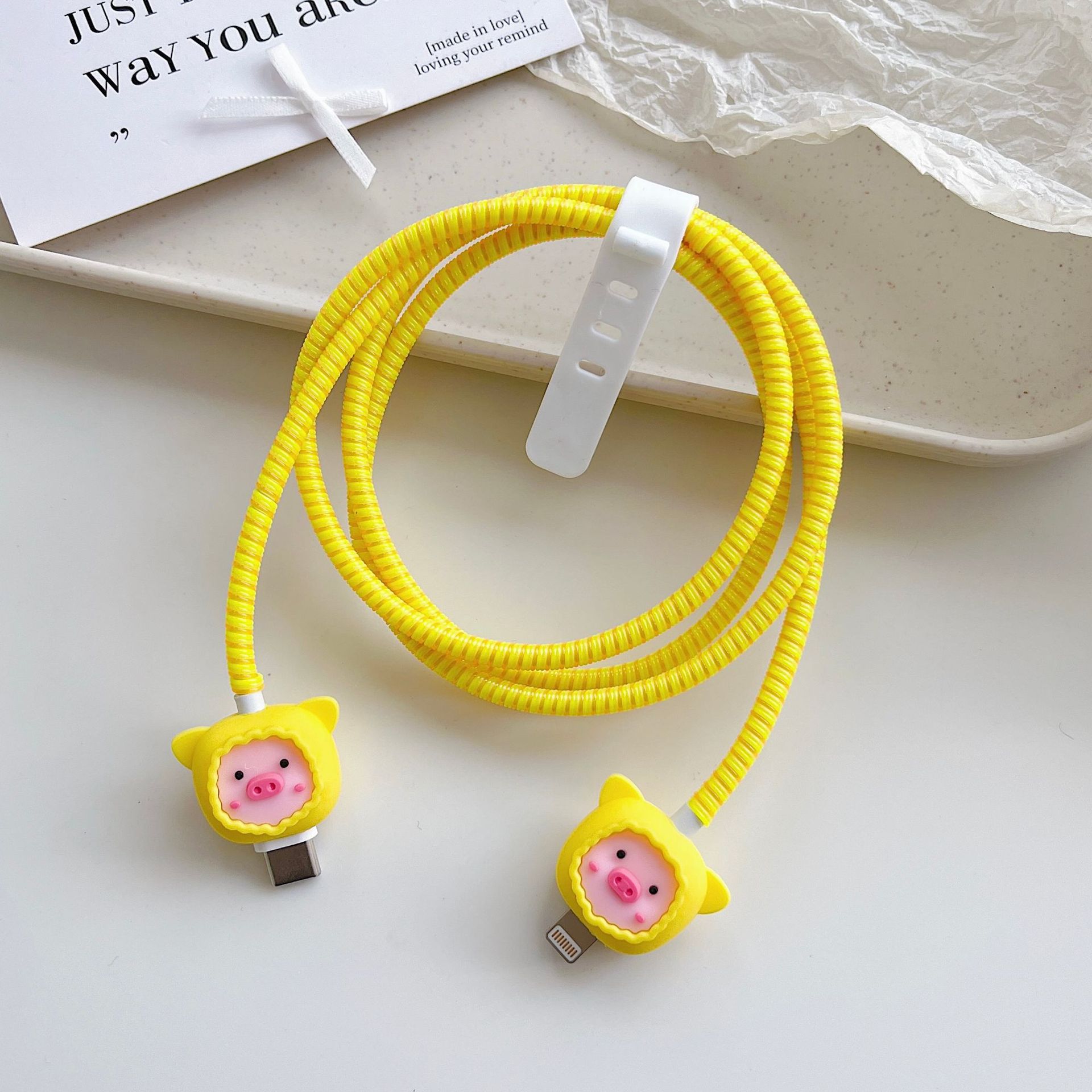 Amazon cartoon cable de datos cubierta adecuada para Apple Android cable de datos de carga rápida cuatro piezas en stock al por mayor