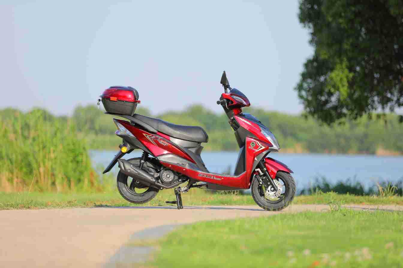 Brand New Domestic Fuel Scooter, High Power, Long Battery Life, Fuel-Saving Motorcycle, Adult Commuting and Long-Distance Running King