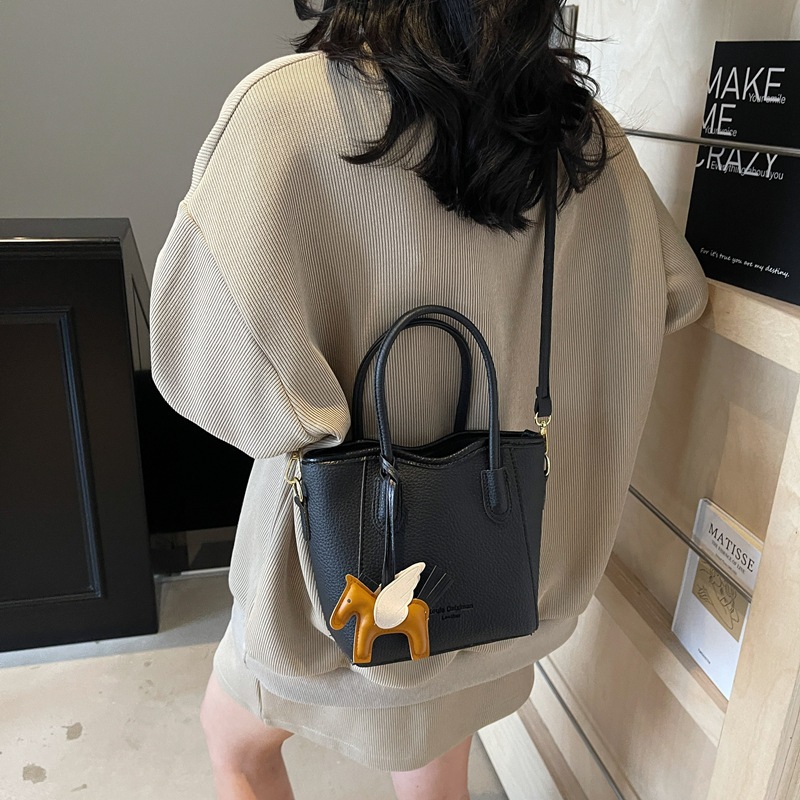 Bolsa de cubo portátil de estilo occidental de alta calidad para mujer 2025 nuevo bolso de mensajero de hombro de viajero de estilo explosivo de moda salvaje