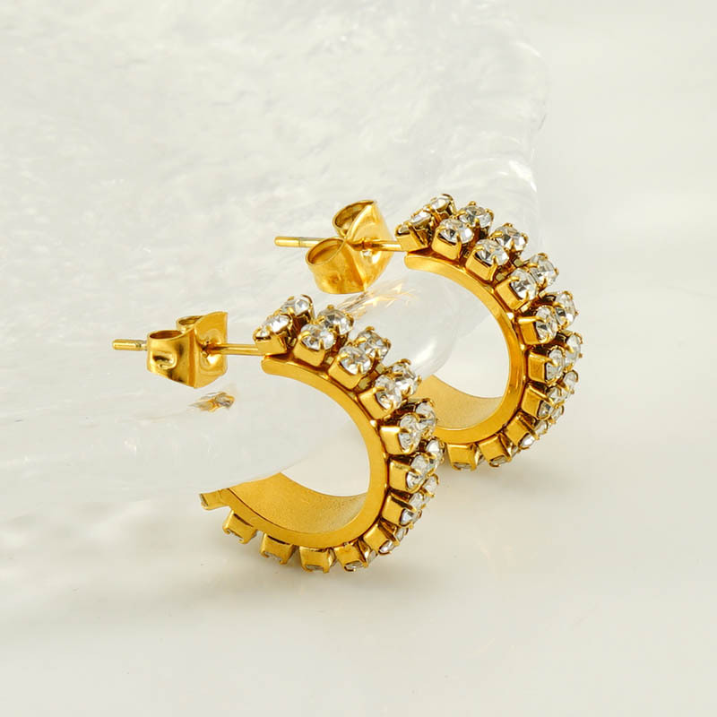 Pendientes de diamantes en forma de C únicos de temperamento transfronterizo estilo europeo y americano femenino 18K pendientes de acero inoxidable pendientes de diamantes coloridos al por mayor