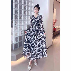 黑白色V领碎花雪纺连衣裙女2024年春夏新款法式收腰显瘦气质长裙