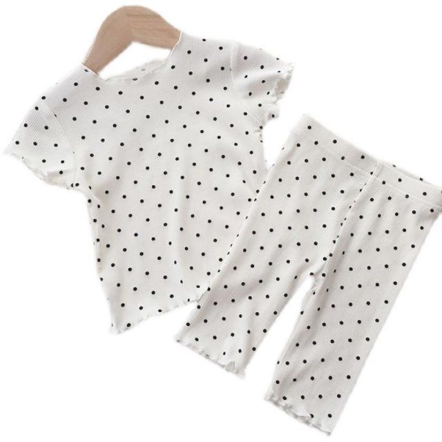 Nuevo conjunto de pijamas de verano para niñas bebés con puntos de impresión completos de moda exterior de ropa de casa de dos piezas