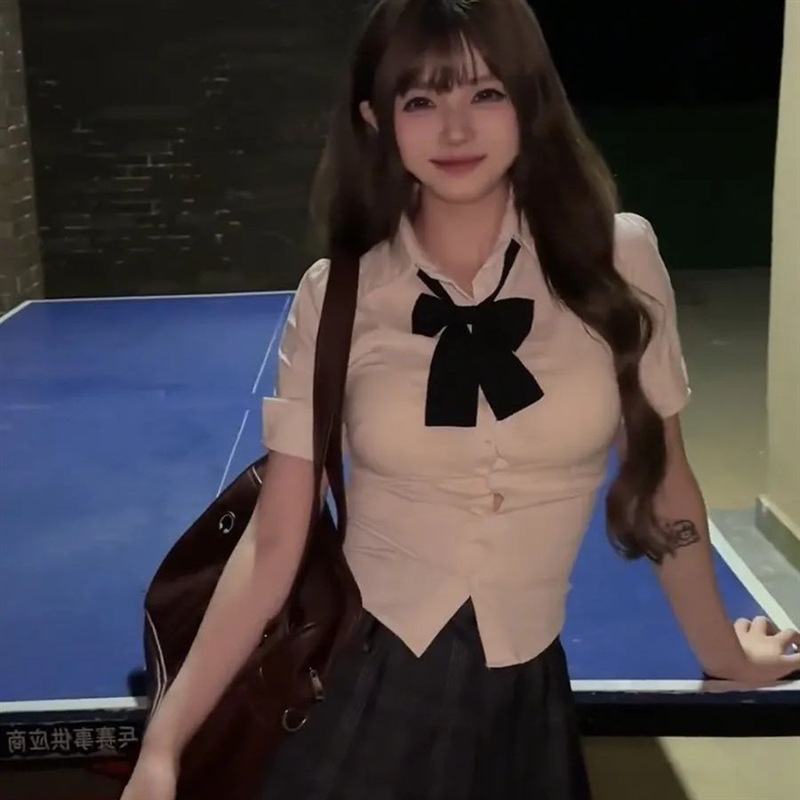 Jk制服は腰のシャツの上着を収めています。|undefined
