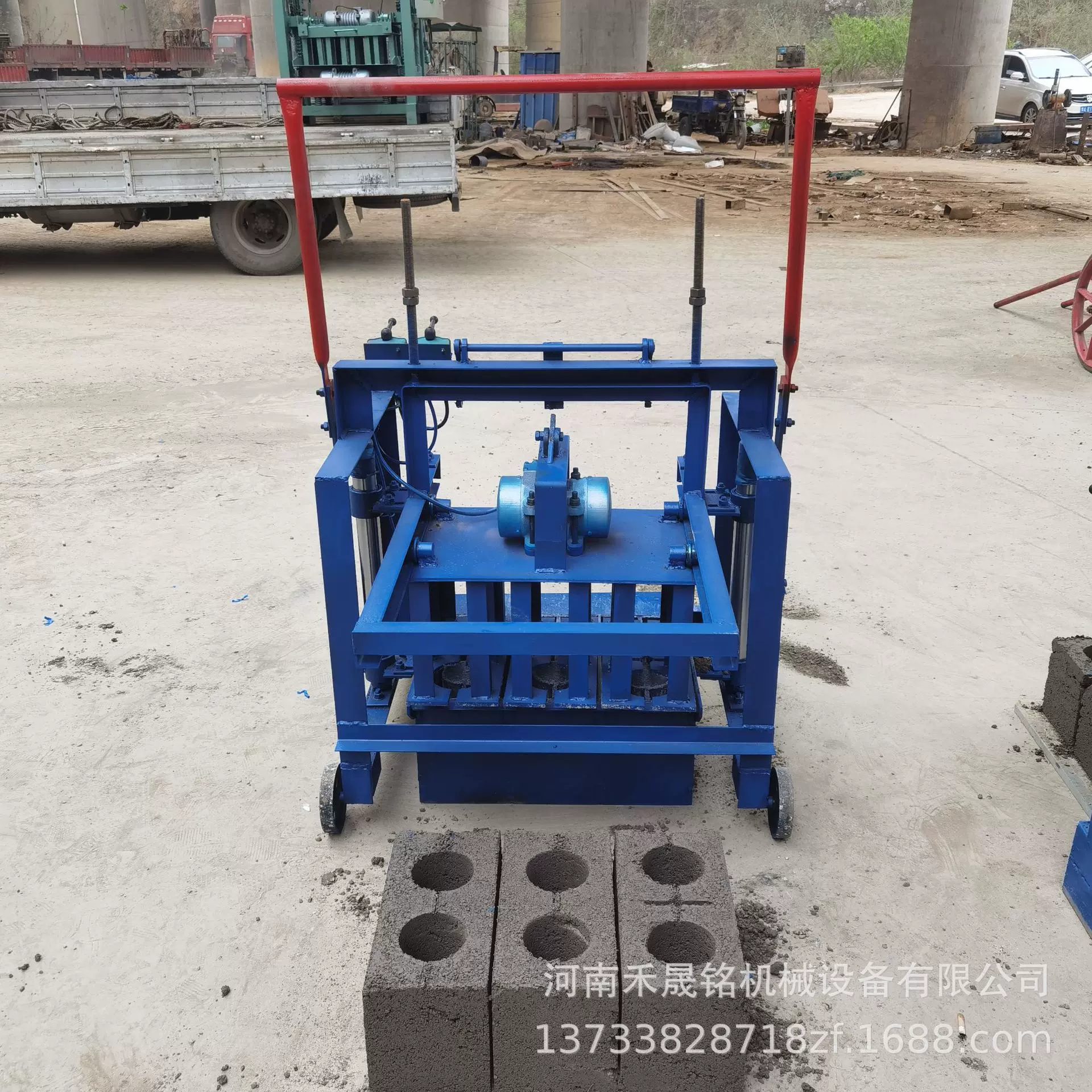 出口小型移动水泥砖机家用行走式免烧压砖机小移动空心制砖机