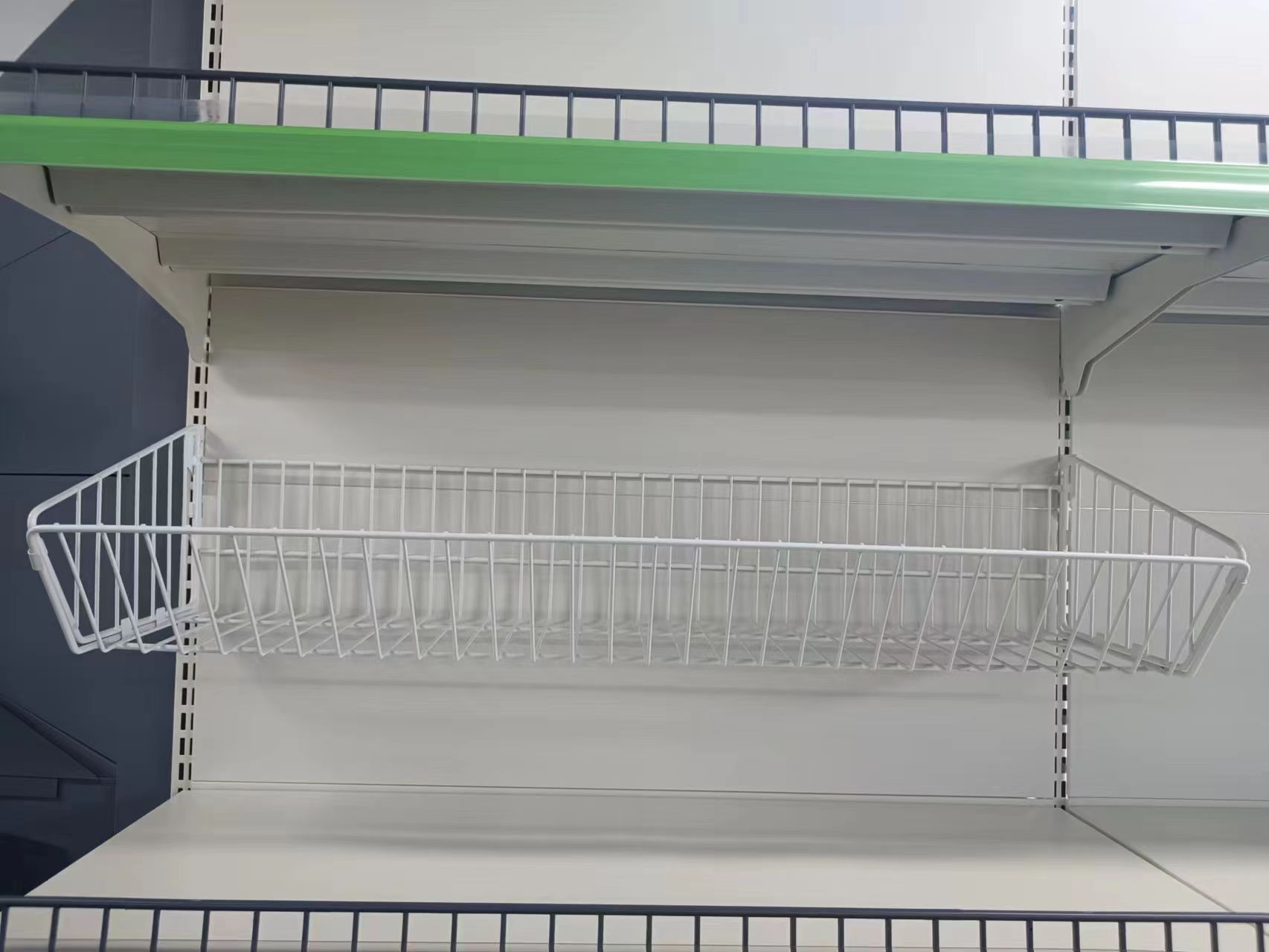 Estante accesorios fabricante en stock supermercado estante de exhibición precio barra palanca caja de luz cartelera agujero tablero gancho