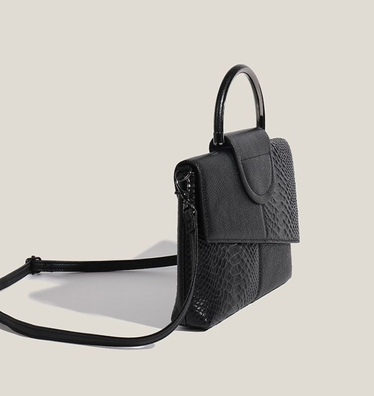 Women's Pu Leather Splicing Crocodile Vintage Style Square Magnetic Buckle Shoulder Bag Clutch Bag Handbag display picture 9