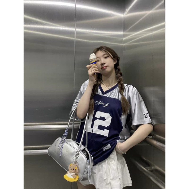 2025 アメリカンレトロ V ネックメッシュ通気性速乾性スポーツジャージ女性の夏のルーズ半袖 T シャツトップ服|undefined