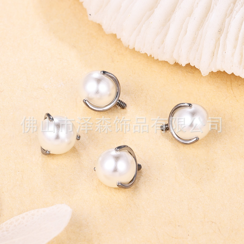 16G labret stud size and finish detail