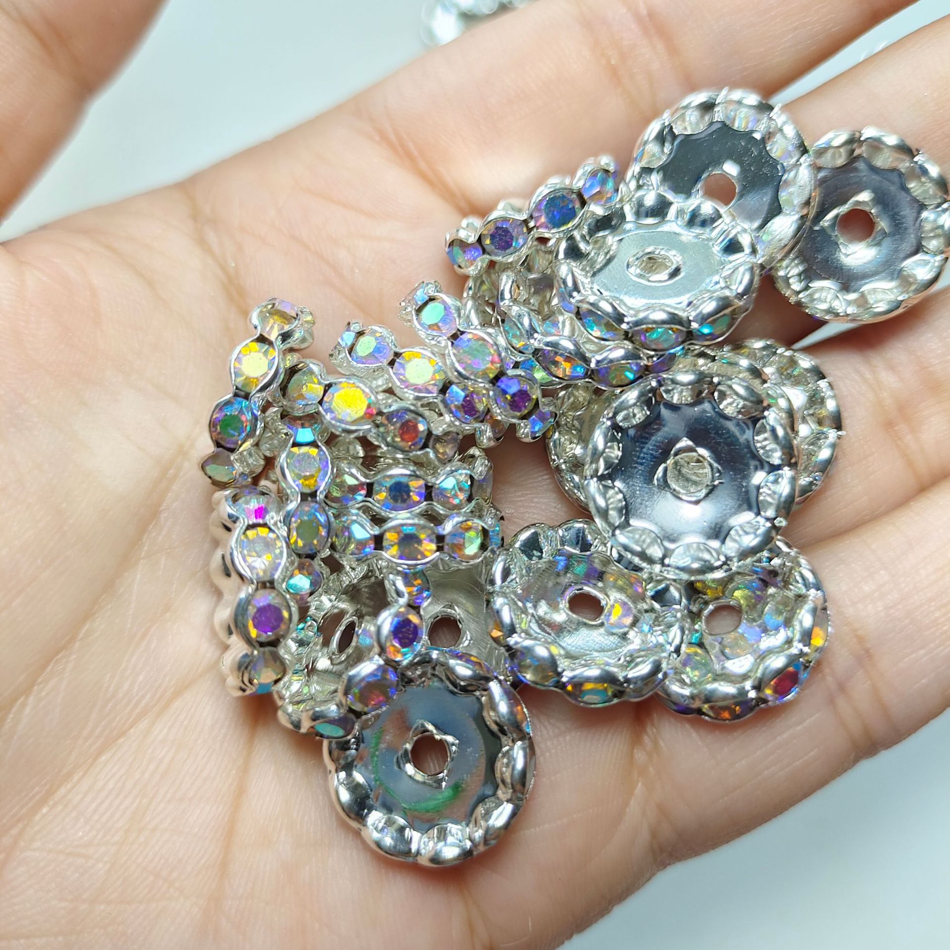 国境を越えて人気のある15mm銀色のビーズを隔てた円形のドリルリング車の輪の波の縁にドリルの部品を入れます。