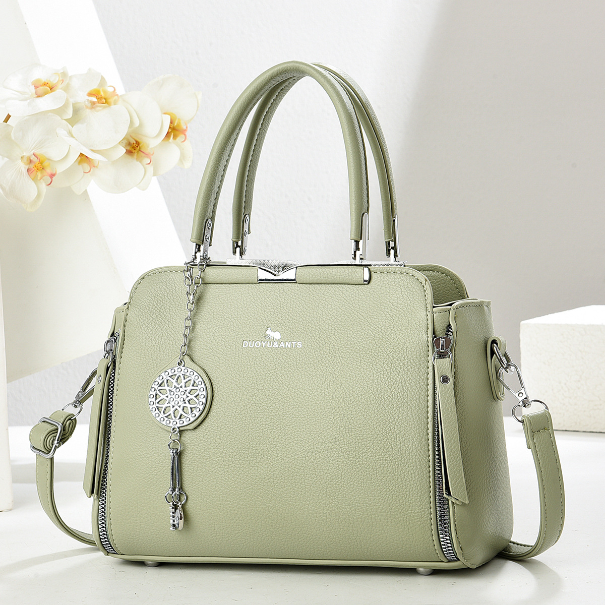 Bolsos bolsos de mujer estilo caliente 2025 fabricante comercio exterior nuevo bolso de mensajero de hombro de verano atmosférico y versátil