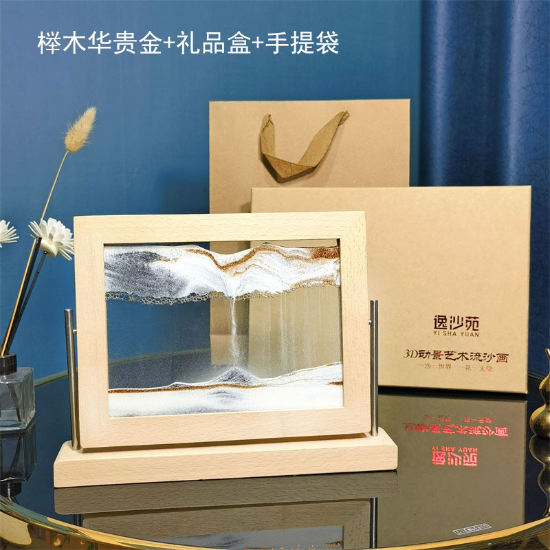 Роскошная деревянная рама золотого цвета.