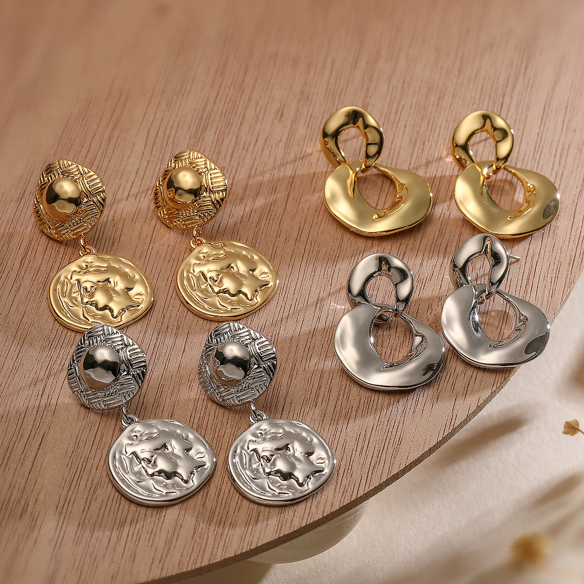 Pendientes geométricos de cobre bañado en oro vintage para mujer, estilo europeo y americano INS de nicho y personalidad versátil, nuevo