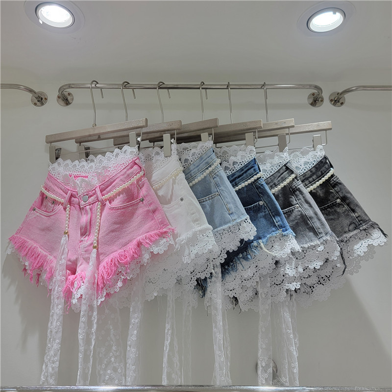 Shorts de Mezclilla con Encaje Calado, Bordes Deshilachados y Cinturón de Perlas para Verano