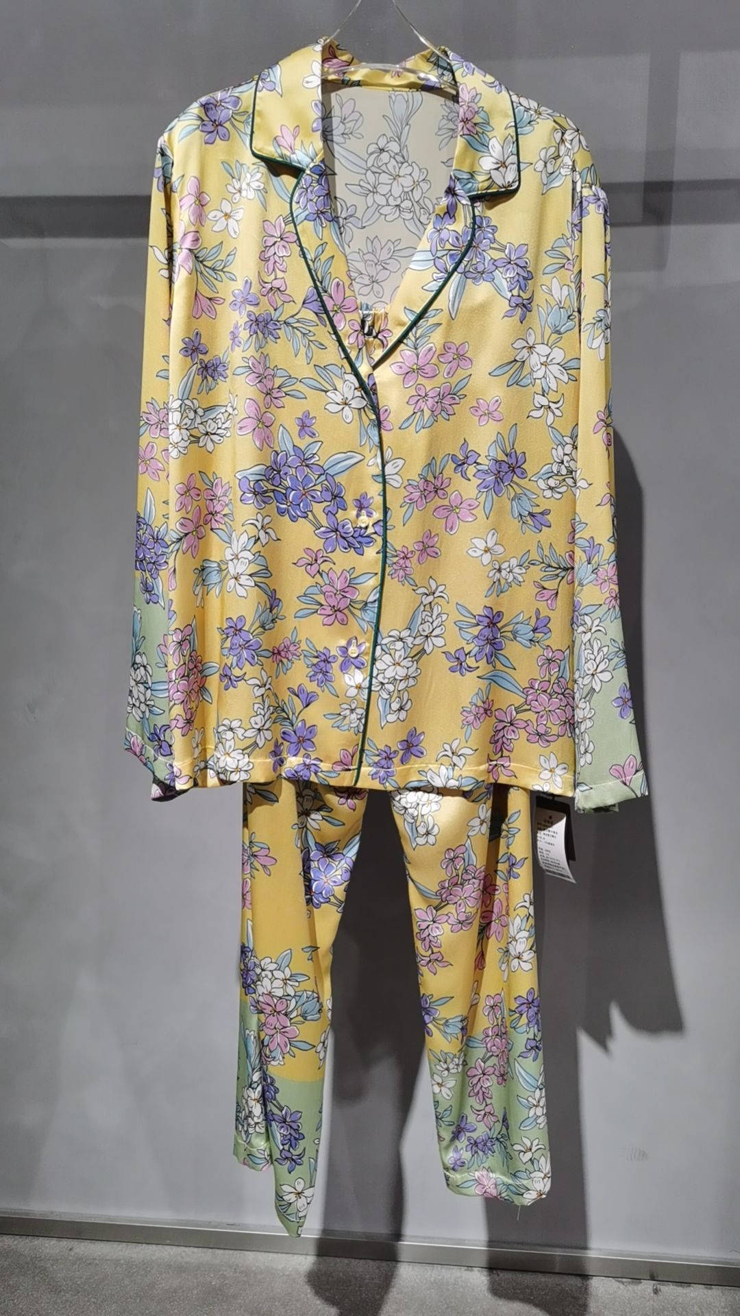 노란색 배경에 여름 꽃