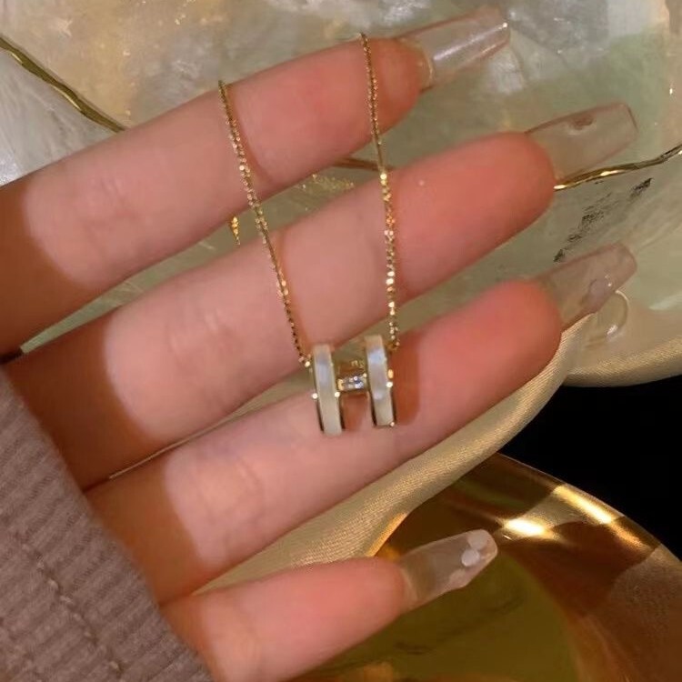本物の金メッキジルコンのアルファベットのペンダントのネックレスは小さくてシンプルです。|undefined