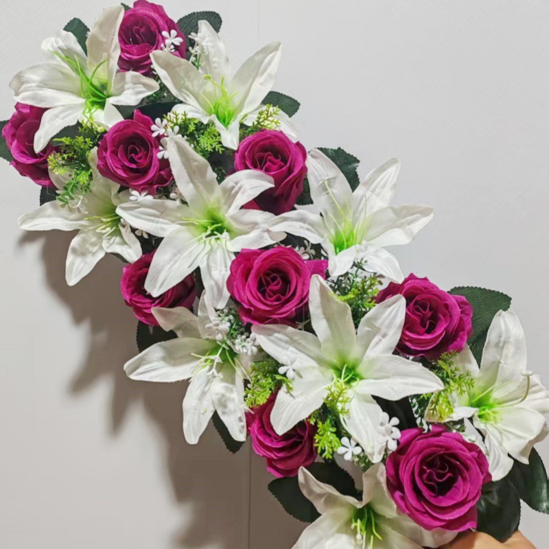 보라색 장미와 흰색 백합