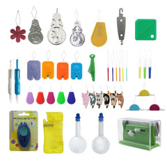 多彩な針通し器の裁縫の糸通しのdiy裁縫の部品の糸通し器の数珠器の老人の針通しの神器は集合します。