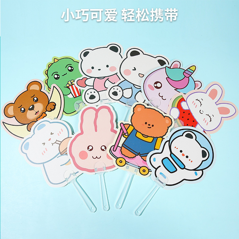 Los puestos del mercado nocturno de Yiwu empujan pequeños productos básicos, los puestos circulares, los regalos para niños de celebridades de Internet, los juguetes luminosos