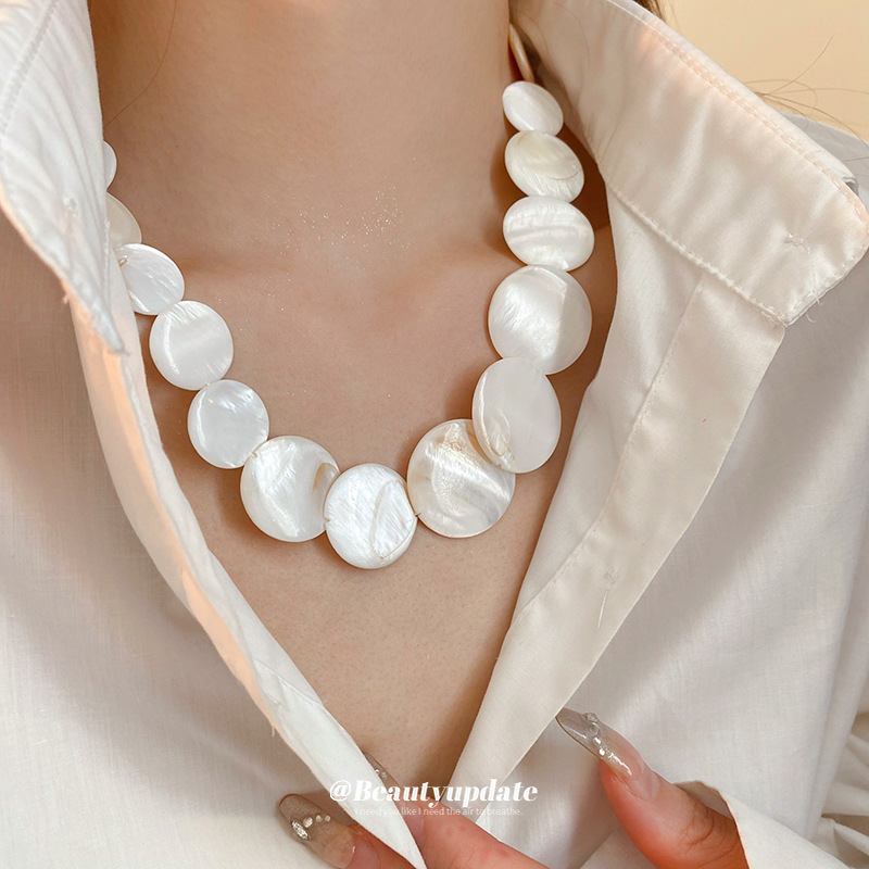 Collar de concha de alta gama para mujer de verano, estilo de vacaciones, cadena de clavícula simple y de moda, joyería de todo fósforo de nicho literario al por mayor
