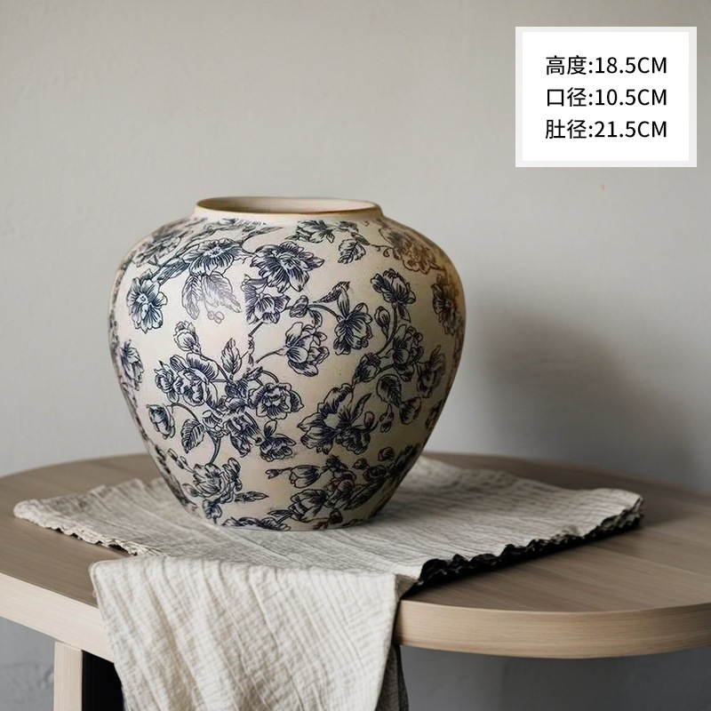 Trompeta, flores y sombras, luna despejada