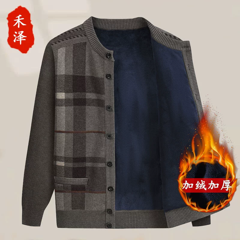 Средний и пожилой папа одеваются осенью и зимой