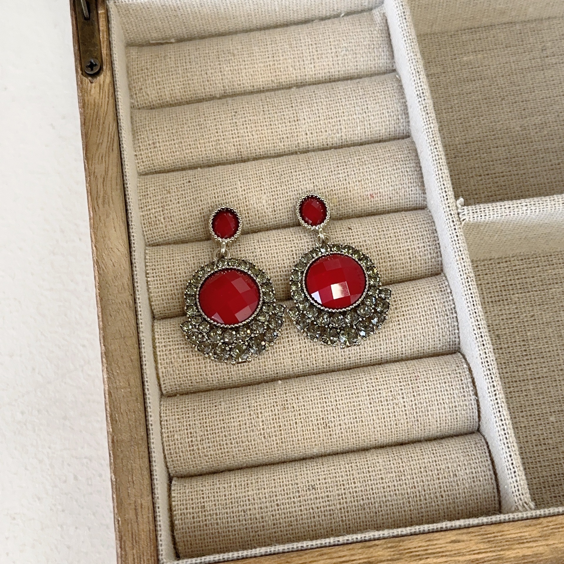 Diseño simple personalidad retro barroco rojo pendientes de las mujeres corte estilo elegante pendientes largos pendientes