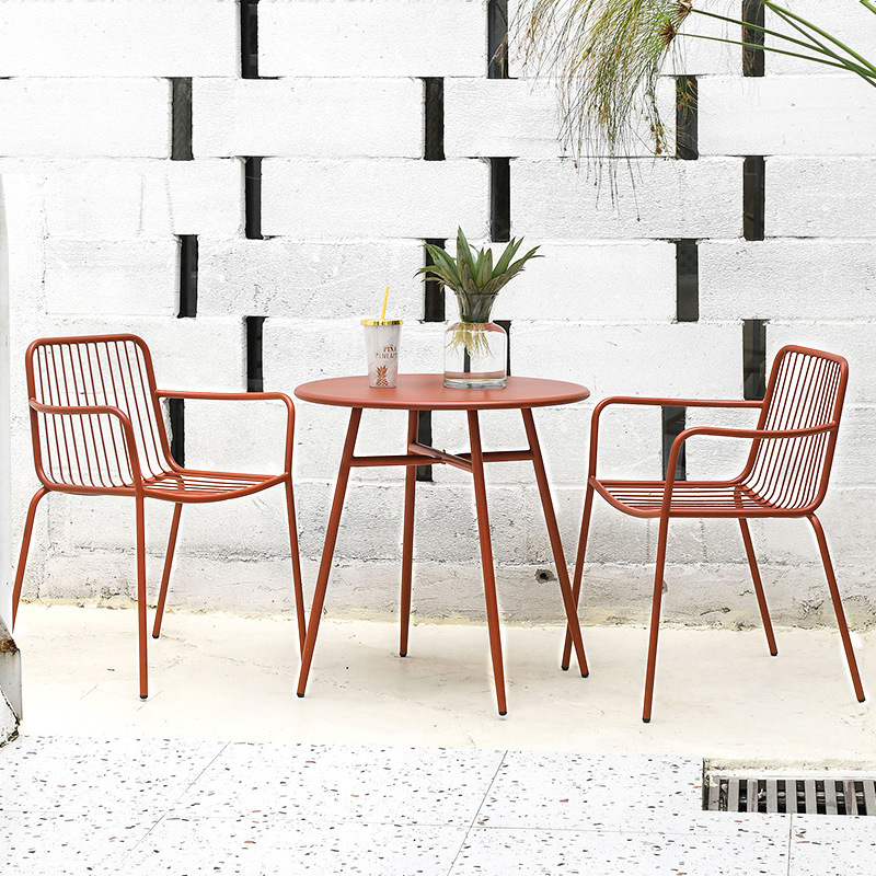 Mesa y silla al aire libre simple Villa patio jardín tienda de té de leche resistente al óxido impermeable mesa y silla de cocina relacional combinación de tres piezas