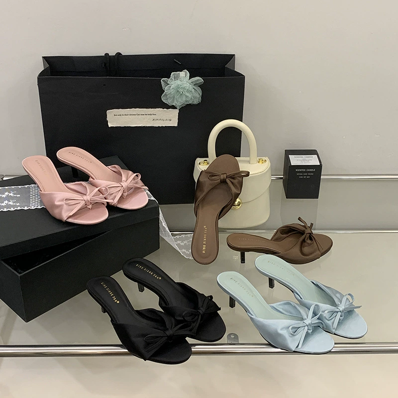Летние женские босоножки 2025 года, корейский стиль, мягкий атлас, милый дизайн с бантом, каблук-кошачий коготь.