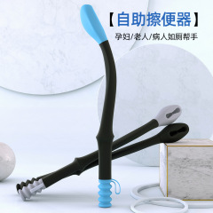 新しい老人の妊婦は腰をかがめないで便器を拭きます。