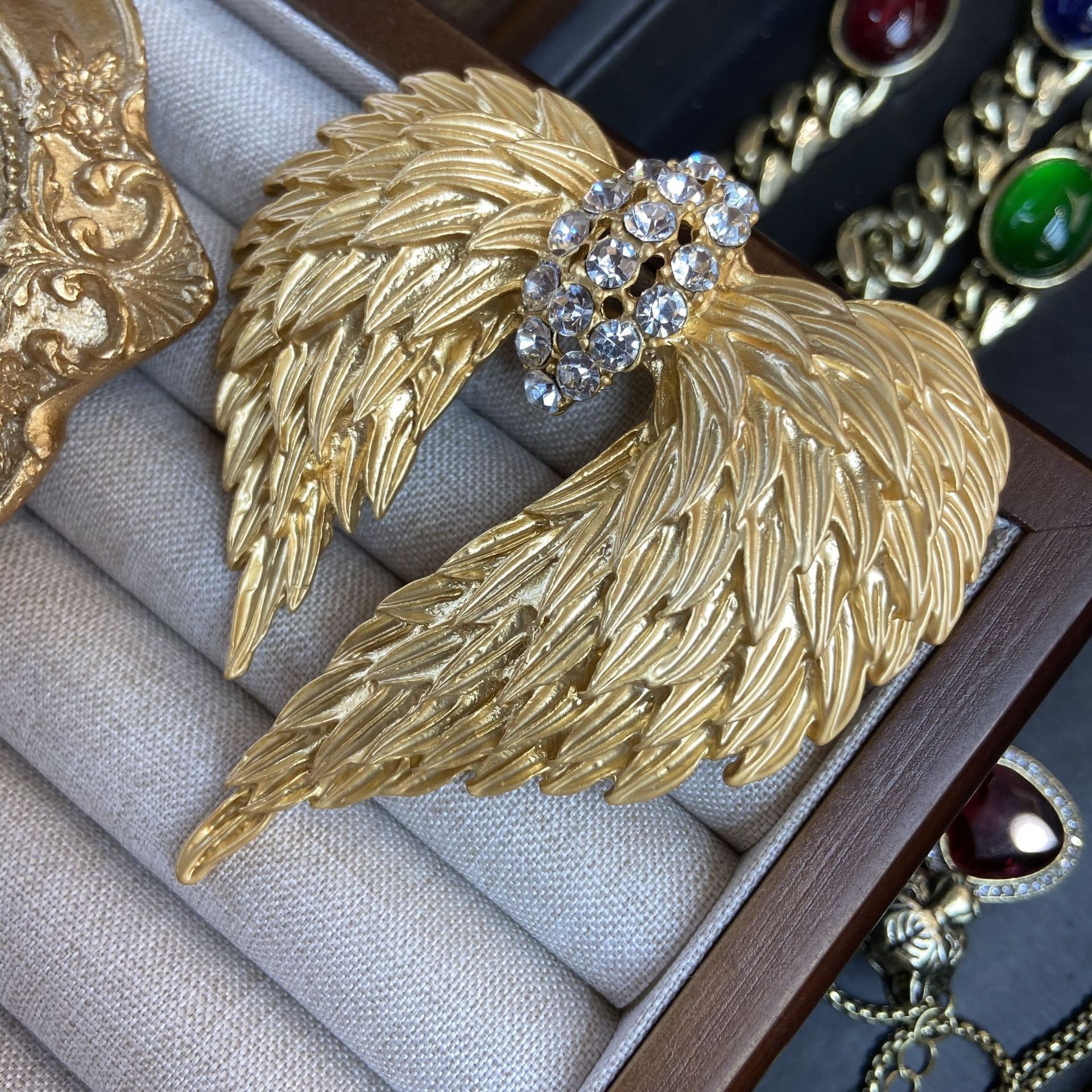 Fengyi Wanqian Wings Feather Brooch Gem Earrings Vintage18K Gold Embossed Feather Wings Necklace suit