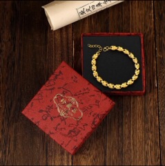 豊満なアクセサリーはベトナムの砂の金色の桃の心の四つ葉のクローバーのブレスレットの亜鉛合金の生放送の爆発的な商品の供給元のメーカーの卸売りをまねます。