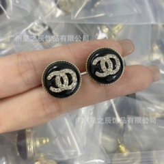 女性用の香家ダブルCラウンドブラックボタンセットネックレス、女性用の小さな香風イヤリング、工場卸売の実物写真