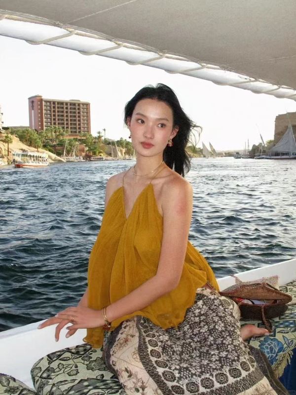25ss レトロホワイトサスペンダーシフォンシャツ女性用、手作りスパゲッティストラップ、大きな裾、Vネック、気質、ホリデースタイルトップ|undefined