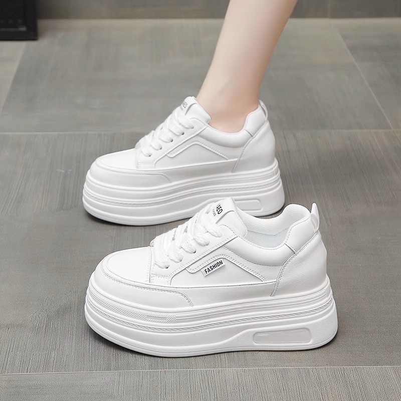 Zapatos de correa de explosión muffin pequeños zapatos blancos con una base gruesa aumentada en zapatos de skate casuales para mujeres 2025 primavera nuevos zapatos individuales