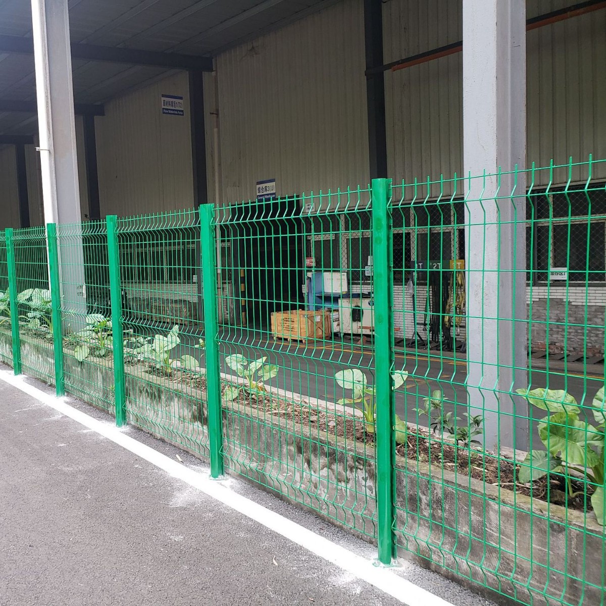 重庆蓝球场护栏网 运动场护栏网 勾花护栏网 绿色球场围栏 可安装