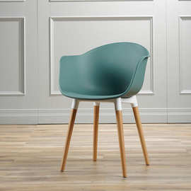 现代简约客厅餐椅 家用塑料椅子 咖啡厅扶手木脚PP靠背椅现货
