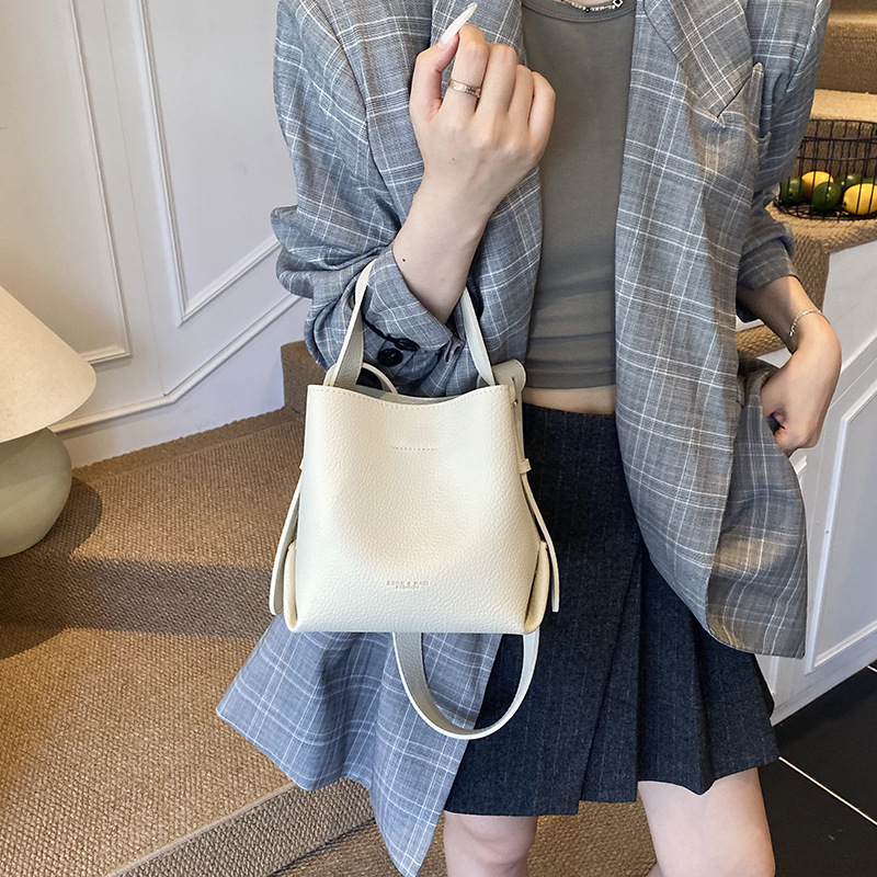 Bolso de mano de alta sensación, bolso de cubo de gran capacidad para mujeres, otoño y invierno 2025, nuevo estilo de moda bolso de hombro, bolso de mochila versátil