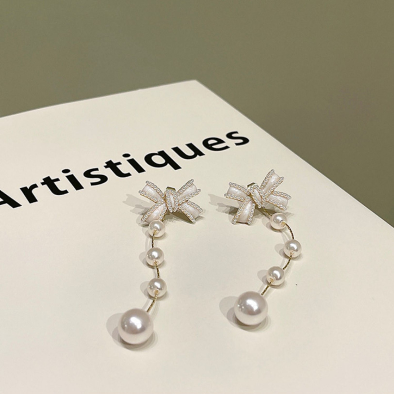 2021 New High-end Atmosphere Long Two-wear Dripping Retro Bow Pearl Earrings display picture 2