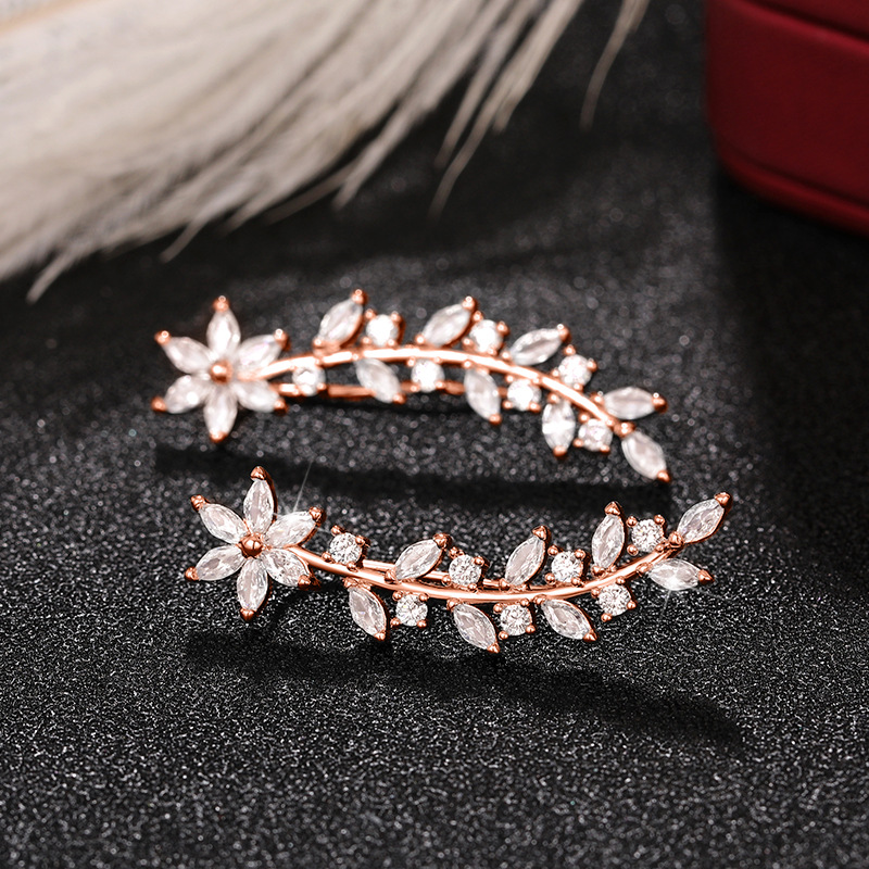 Cao Shi's style is popular on internet, with the same ear hook as Huiqiao's earrings. Song Zu'er has full diamond flower_voghion.com