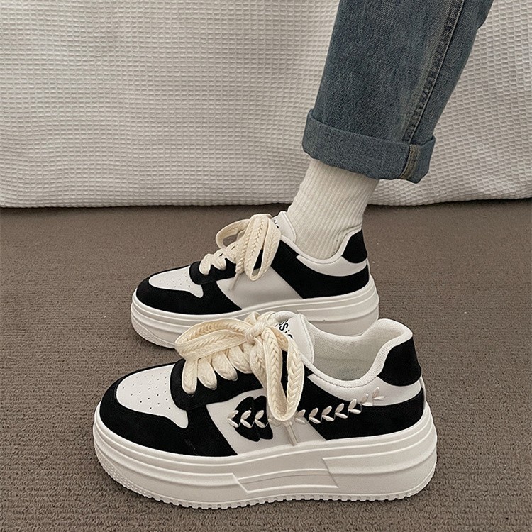 Pequeños zapatos blancos de suela gruesa para mujeres verano y otoño de 2025, nuevos zapatos de nicho de altura deportivos de moda de skate de ocio para mujeres