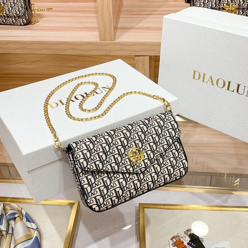 Borsa monopezzo da donna 2023 nuova mini borsa a busta autunnale versatile borsa quadrata con catena a tracolla dal design di nicchia_voghion.com