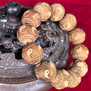 Manufacturer's Senior Brother Hand-Operates Thuja Wood to Make Exquisite Carved Auspicious Patterned Eight-Trigram Beads Wood Carving Men's Bracelets for Direct Sale