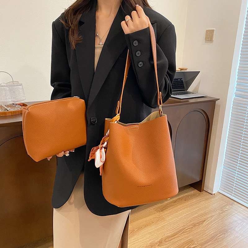 Bolso para mujeres 2024 nuevo otoño invierno alta sensación de bolso de hombro de gran capacidad de viaje bolso de cubo de agua bolso de mochila universal